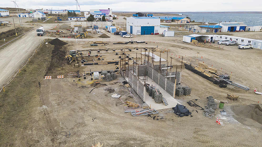 En el Complejo Industrial Cabo Negro de Enap ya fueron instaladas las fundaciones prefabricadas.